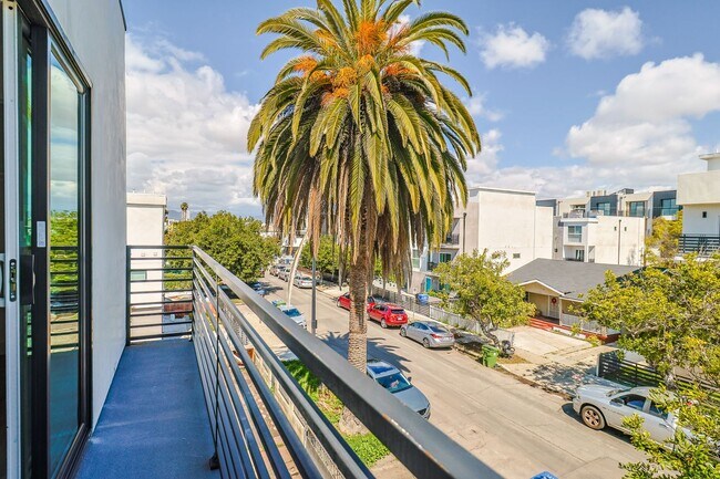 Building Photo - 2419 Carmona Ave