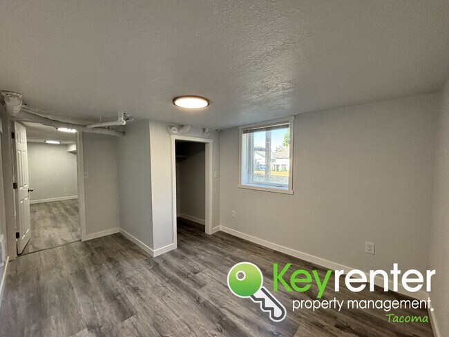 Building Photo - Cozy & Private 2Bed/1Bath Apartment with S...