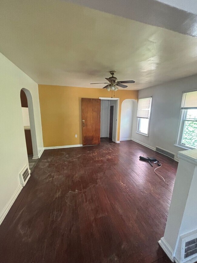 Building Photo - 3-Bedroom 1 Bath Bungalow style Home-Collinwood Area(Accepting Section 8, Eden and private pay Te...