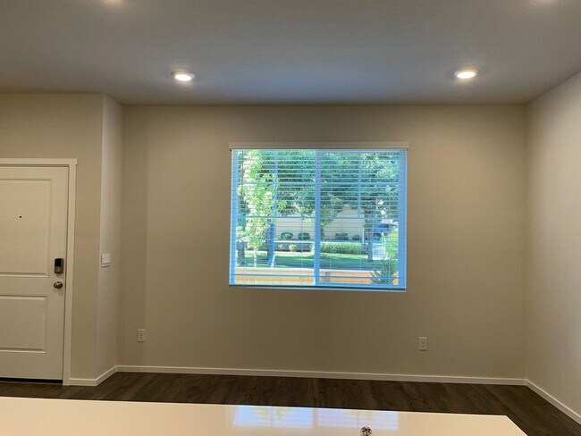 Building Photo - BEAUTIFUL 3 Bed 2.5 Bath Home in Vancouver! Stainless Steel Appliances!