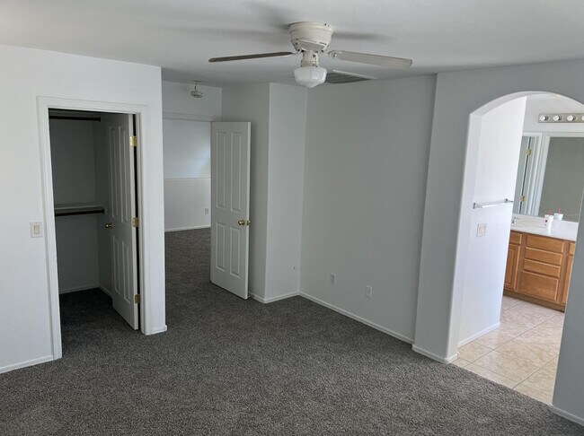 Building Photo - 3637 E Parkview Dr