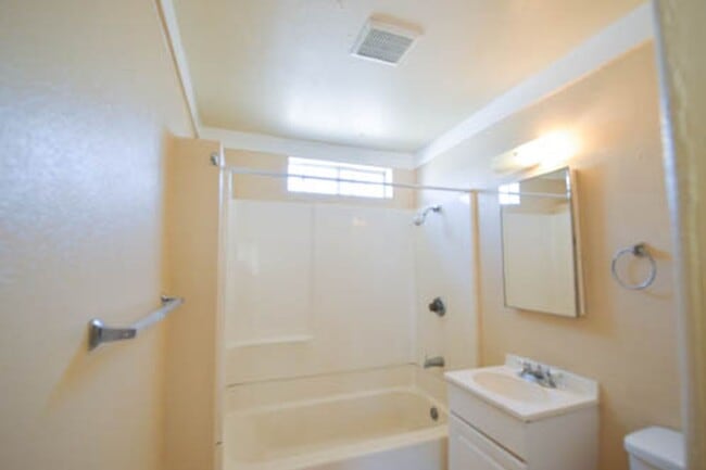 Building Photo - Detached Craftsman Cottage with Courtyard Charm – Low $1,000 Deposit