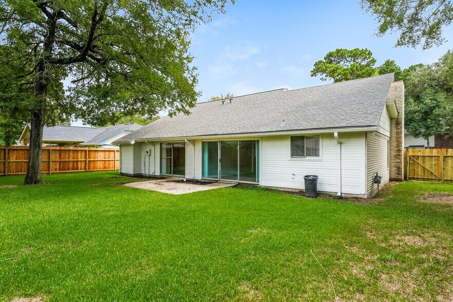 Building Photo - 910 Companion Dr