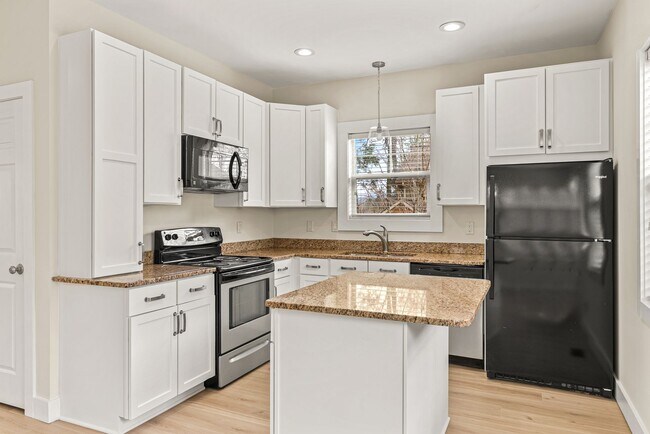 Building Photo - House in Kenilworth - Beautifully Refreshed!