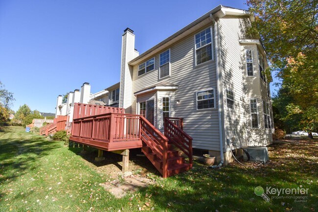 Building Photo - End Unit Townhome in Warrington Hunt community with 2 car garage!