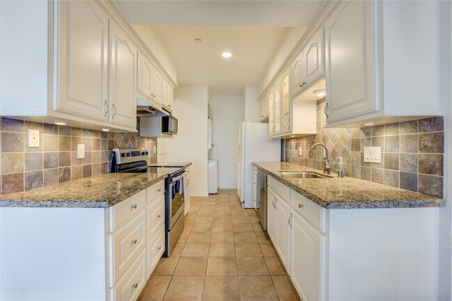 Building Photo - 401 Lakeside Ln