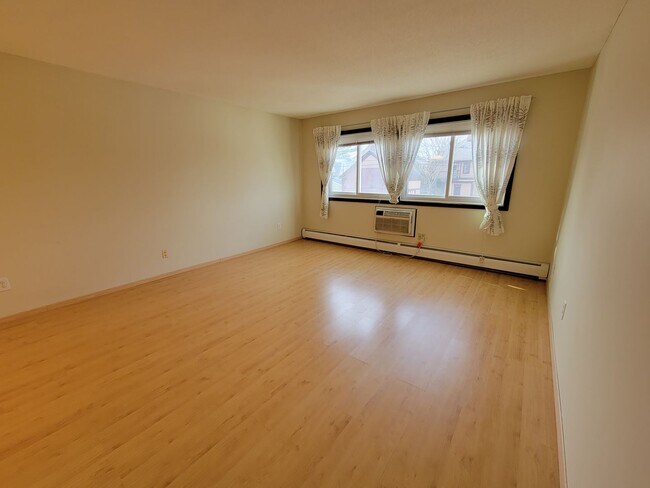 Building Photo - Newly Updated 1 Br/1 Ba Condo w/Hdwd Flrs, SS Appl, AC, Off-St Parking in Uptown Mpls near Wedge ...
