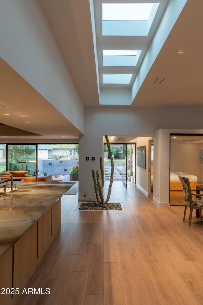 Building Photo - 5311 E Mitchell Dr