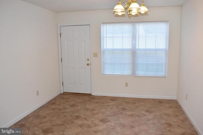 Building Photo - 2807 Roosevelt Dr