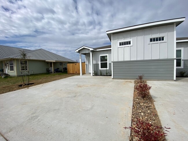 Building Photo - Beautiful Duplex in Seguin!