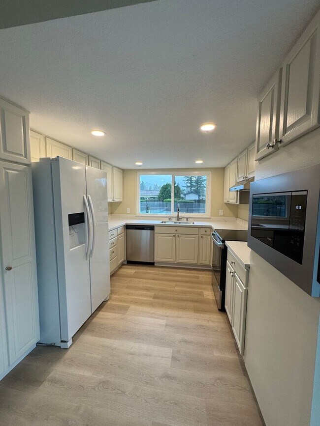 Building Photo - VAILABLE NOW! G O R G E O U S Single Story 3 Bed 2 Bath with Pool