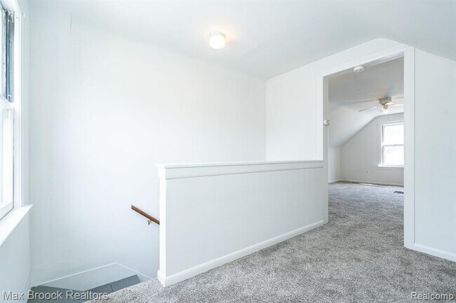 Building Photo - 1587 Leroy St