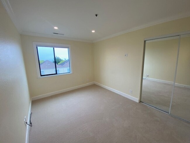 Building Photo - Bright & Stylish Monterey Condo