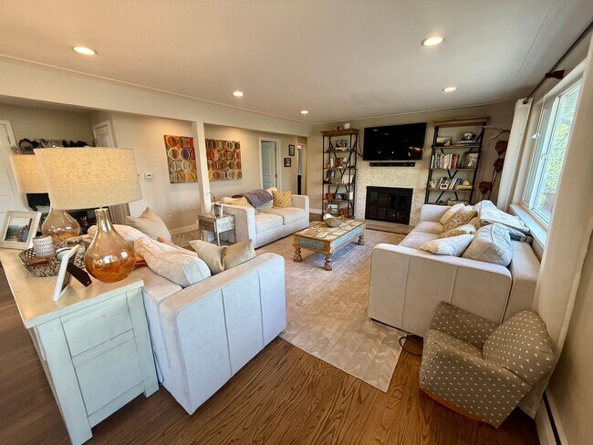 Building Photo - Sprawling 6 BR 4 BA Applewood Paradise - Live in Luxury with this Entertainer's Dream!