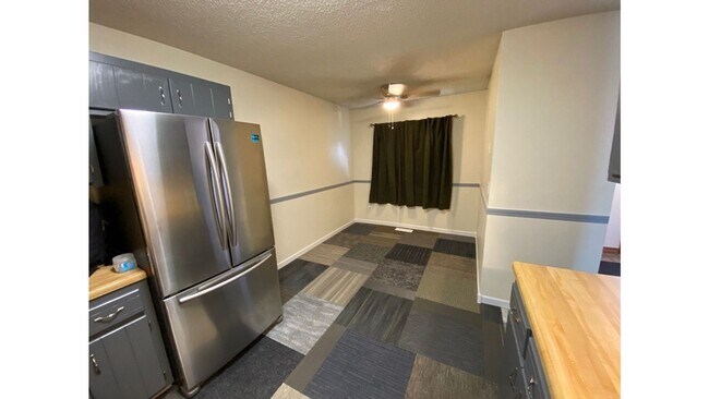 Building Photo - Spacious 3 - Bedroom Townhome with Modern ...