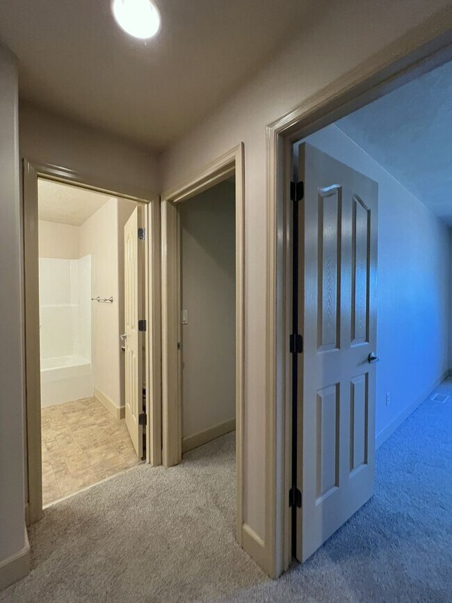 Building Photo - Beautiful 4 bed 3.5 bath home in Eagle jus...