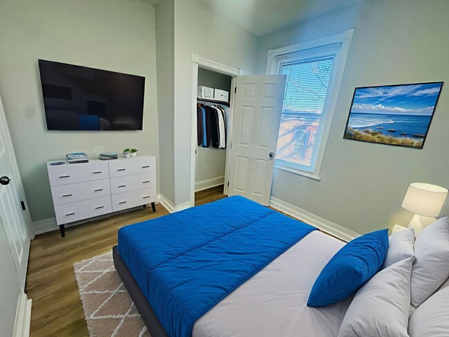 Building Photo - Refreshed 3bd/1bth House with Rear yard!!