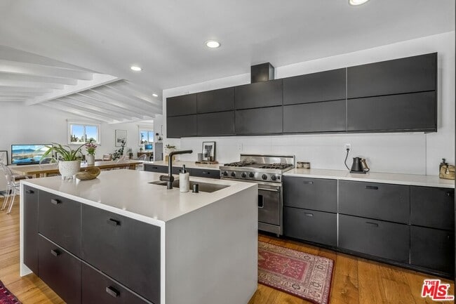 Building Photo - 5646 S Sherbourne Dr