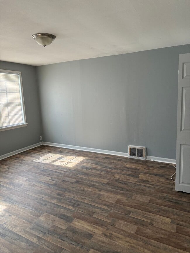 Building Photo - Move in ready
