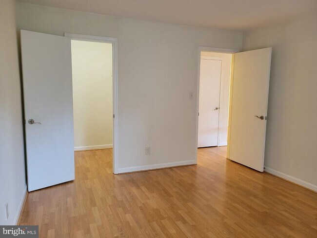 Building Photo - 3178 Summit Square Dr