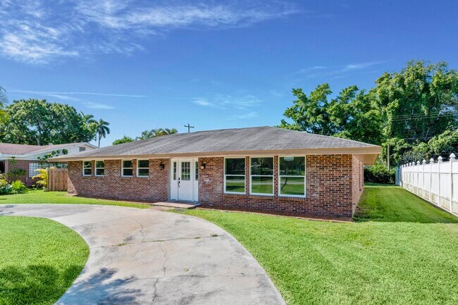 Building Photo - 534 E Del Monte Ave