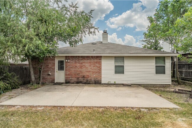 Building Photo - 3327 Clydesdale Dr