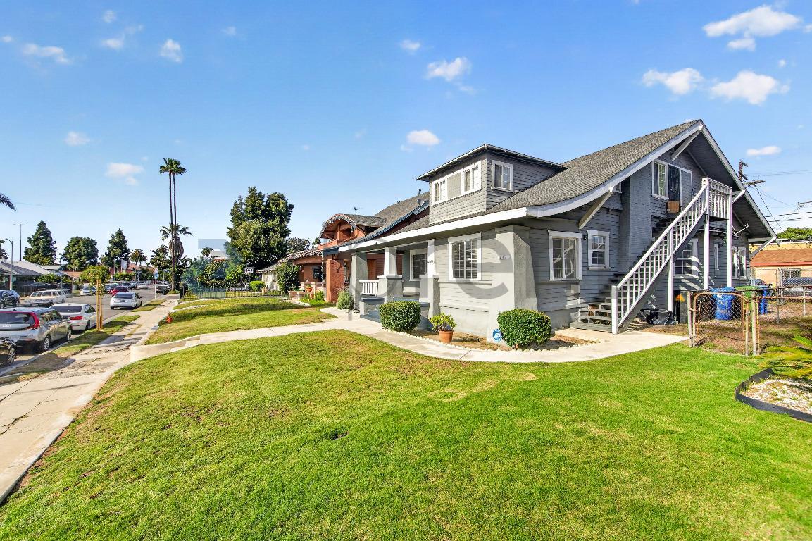 Building Photo - 4062 S Budlong Ave