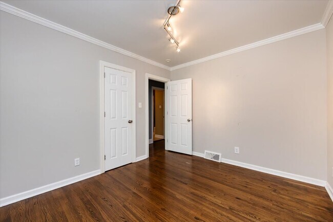 Building Photo - 5400 Farmbrook Dr