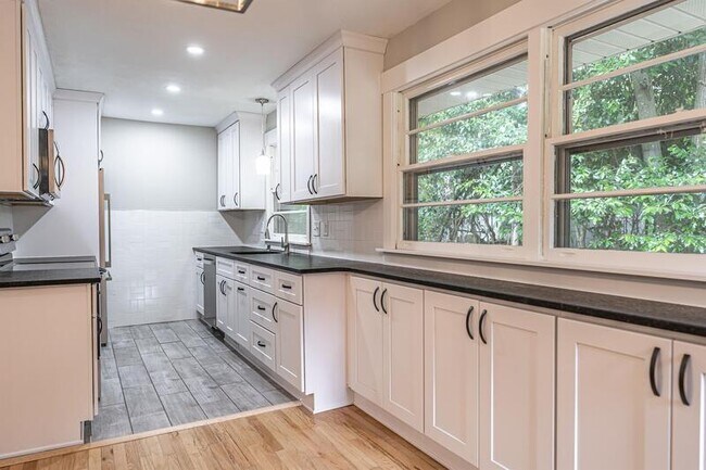 Building Photo - 440 W Maine Ave