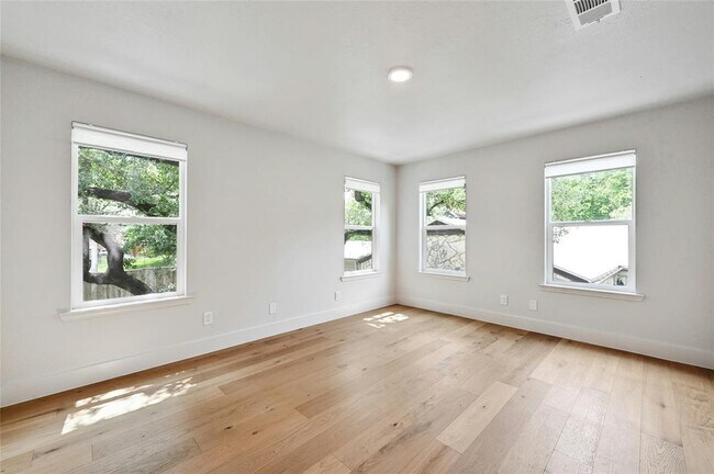Building Photo - 1305 Kenwood Ave
