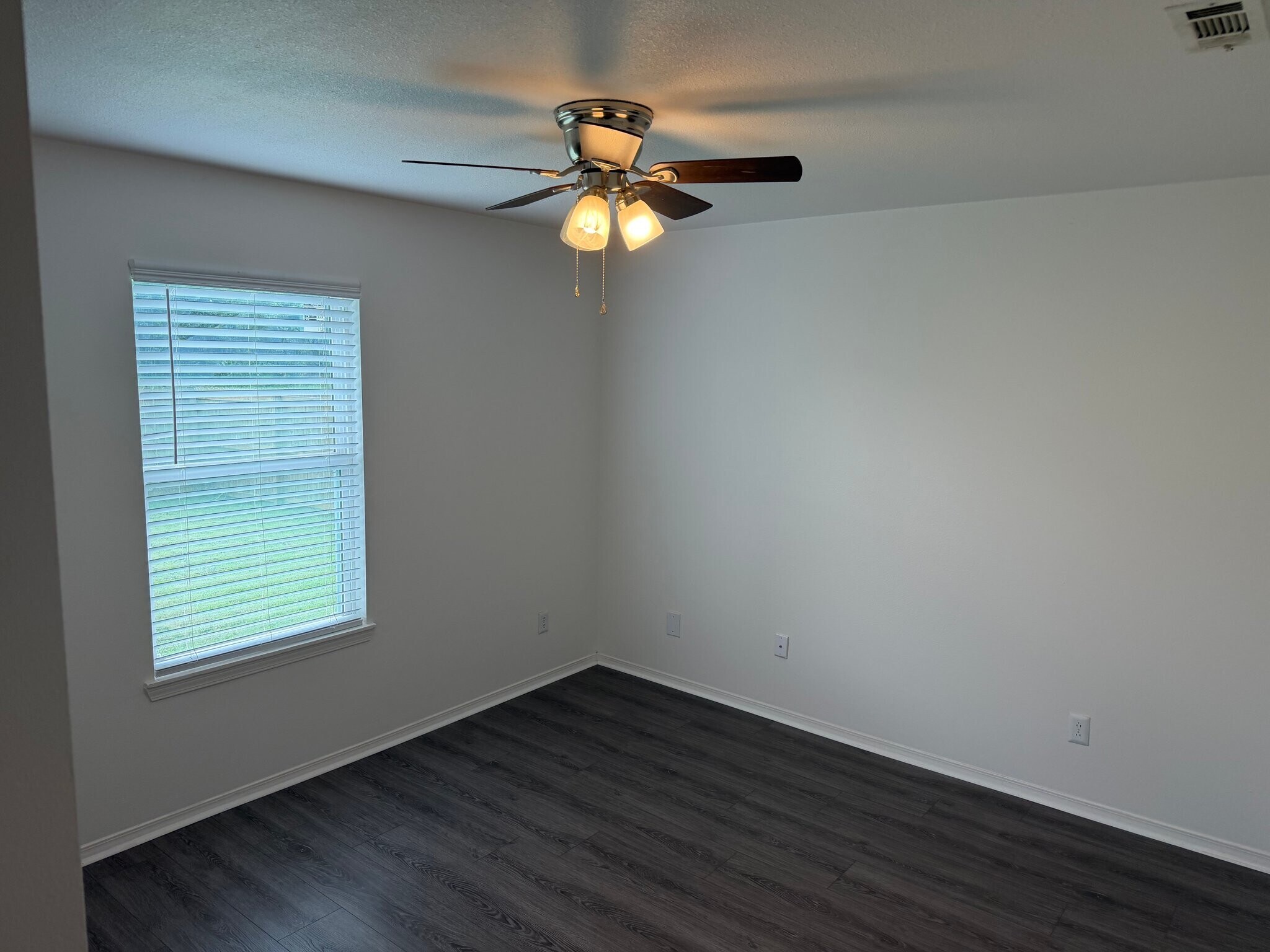 Building Photo - 1375 N Carriage Way
