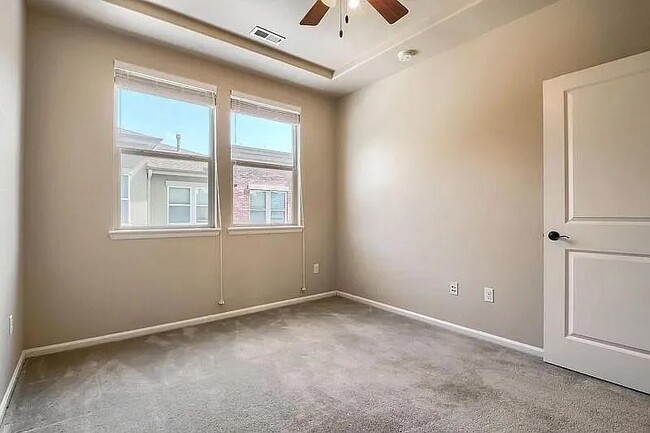 Building Photo - Beautiful 3 bedroom townhouse
