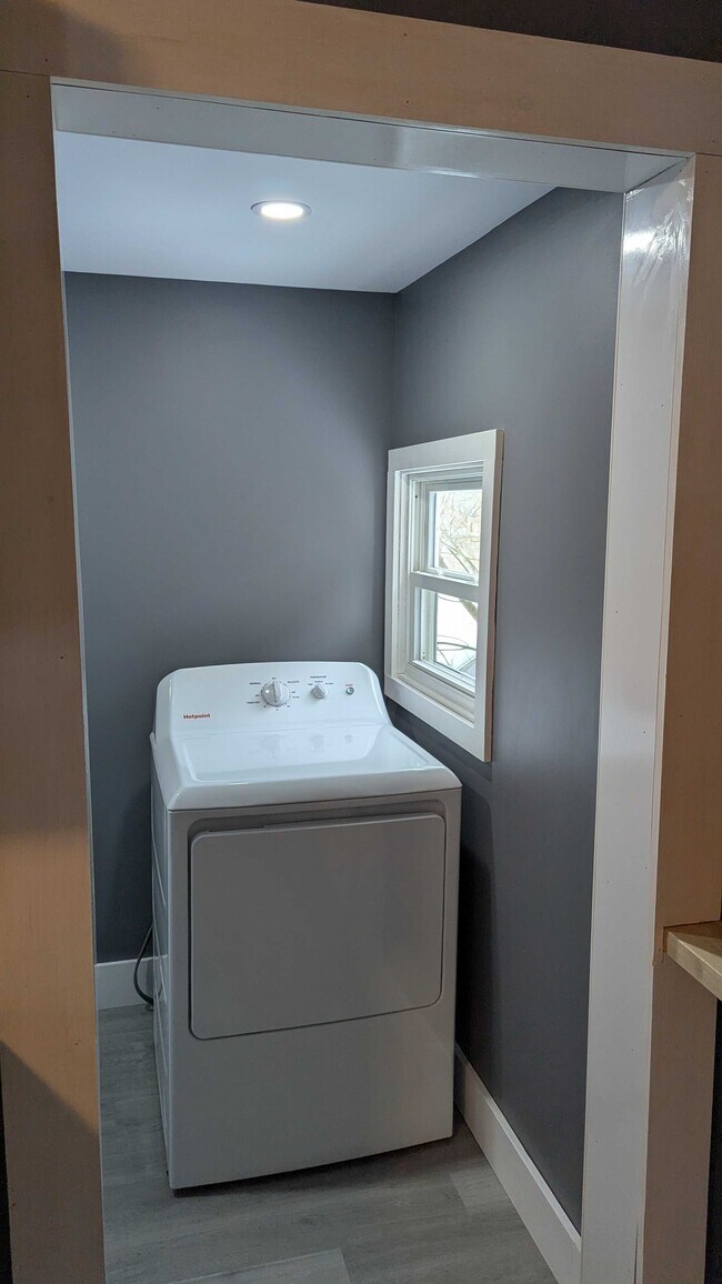 Building Photo - 812 E 3rd St