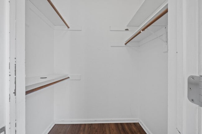 Building Photo - Open floor plan with 2 primary suites. Ava...