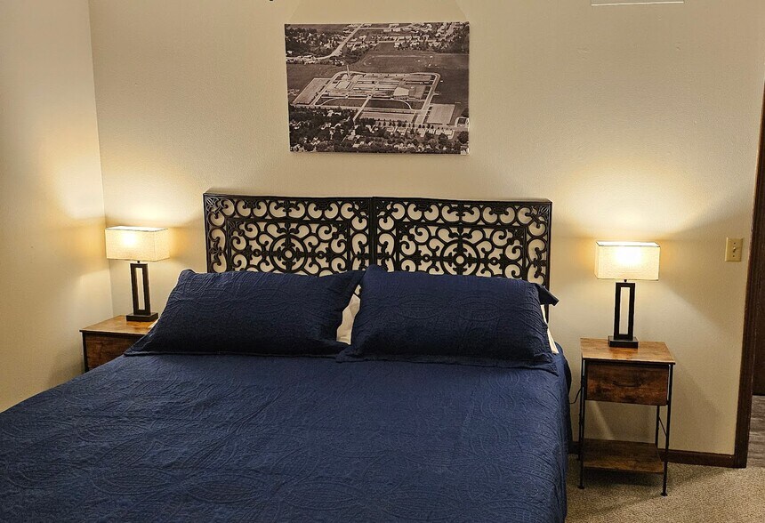 King bed - 2406 Roxbury Rd