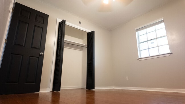 Bedroom 1 - 2558 Crestleigh Mnr