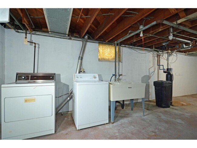 Building Photo - 155 Benton Ave