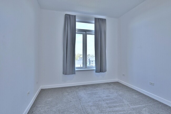 Building Photo - Bright & Spacious Condo in Great Location!