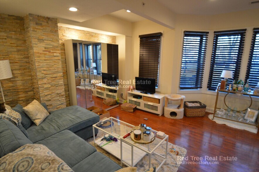 Building Photo - 1199 Beacon St