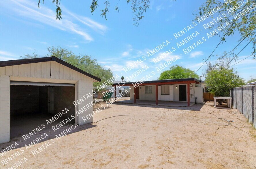 Building Photo - 525 E Linden St