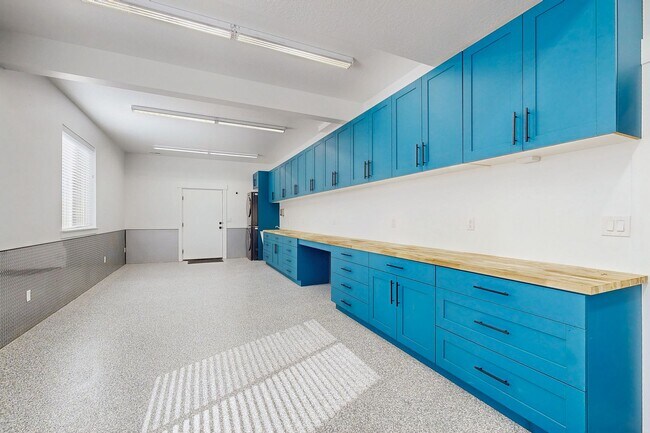 Building Photo - High-End Spacious 4 Bedroom Home in Desirable Highland with Private Backyard and Finished Basement