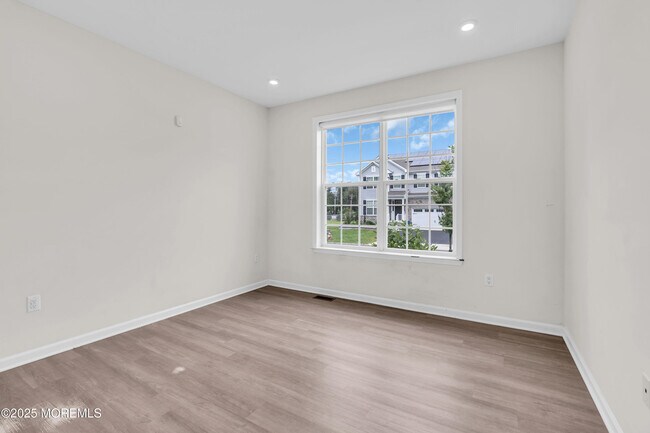 Building Photo - 317 Tulip Ct