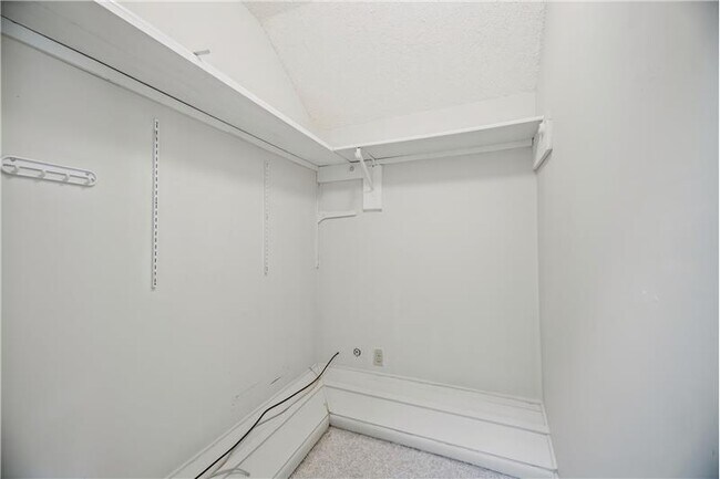 Building Photo - 1044 Commodore Dr