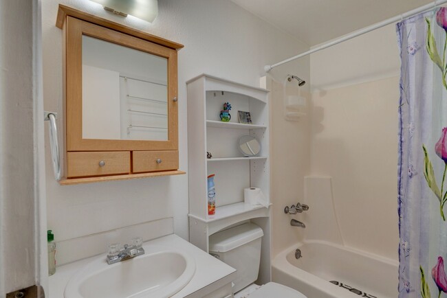 Building Photo - Fully Furnished 2 Bed 1 Bath Condo (Water/...