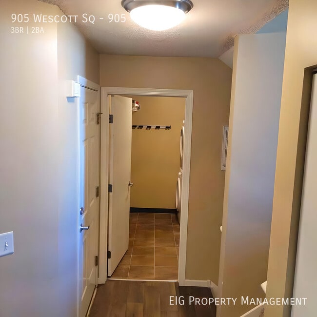 Building Photo - 905 Wescott Square