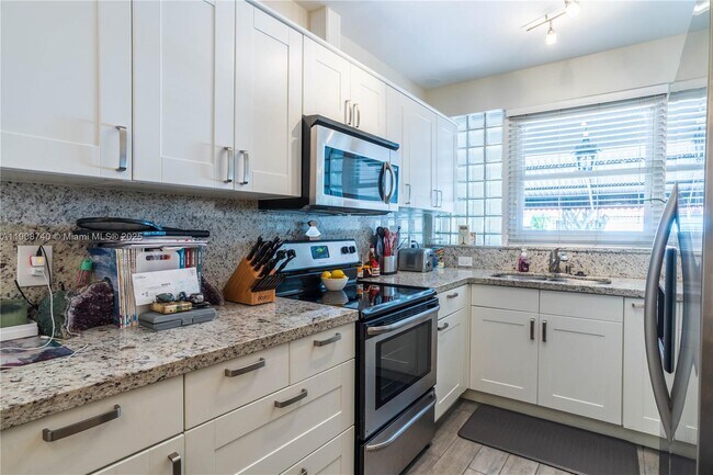 Building Photo - 1921 SW 18th Ave