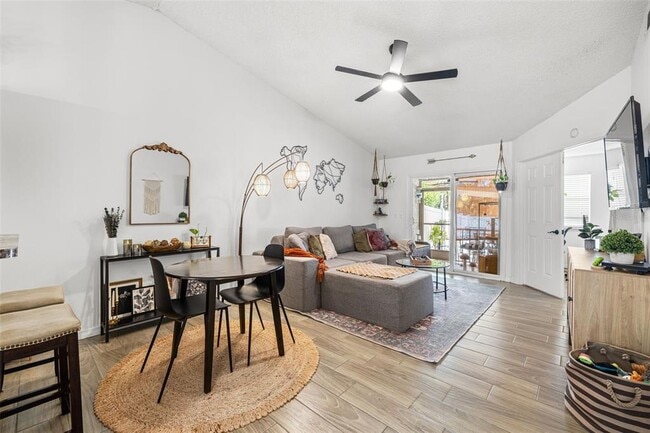 Building Photo - 245 Petrea Dr