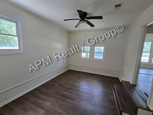 Building Photo - Cute 3 Bedroom 1.5 Bath