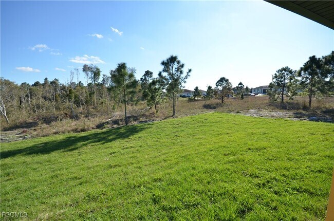 Building Photo - 1242 Hathor St E