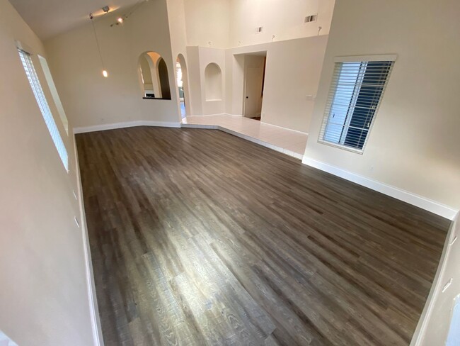 Building Photo - Move-in Special!! Single level view home i...